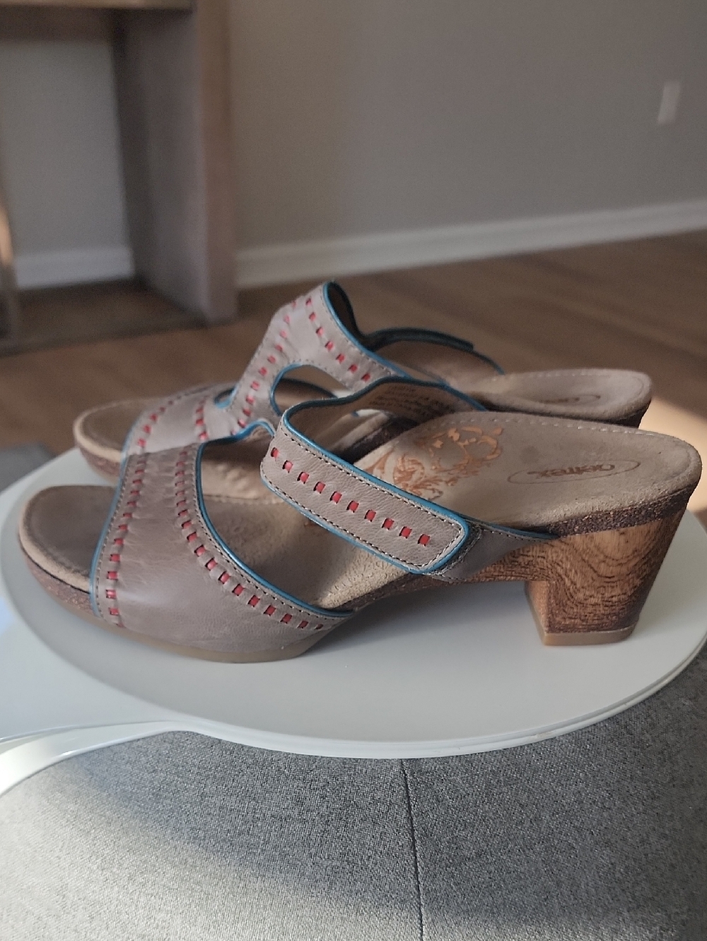 NWT.Women’s Taupe Leather Slide Sandals with Red Accent